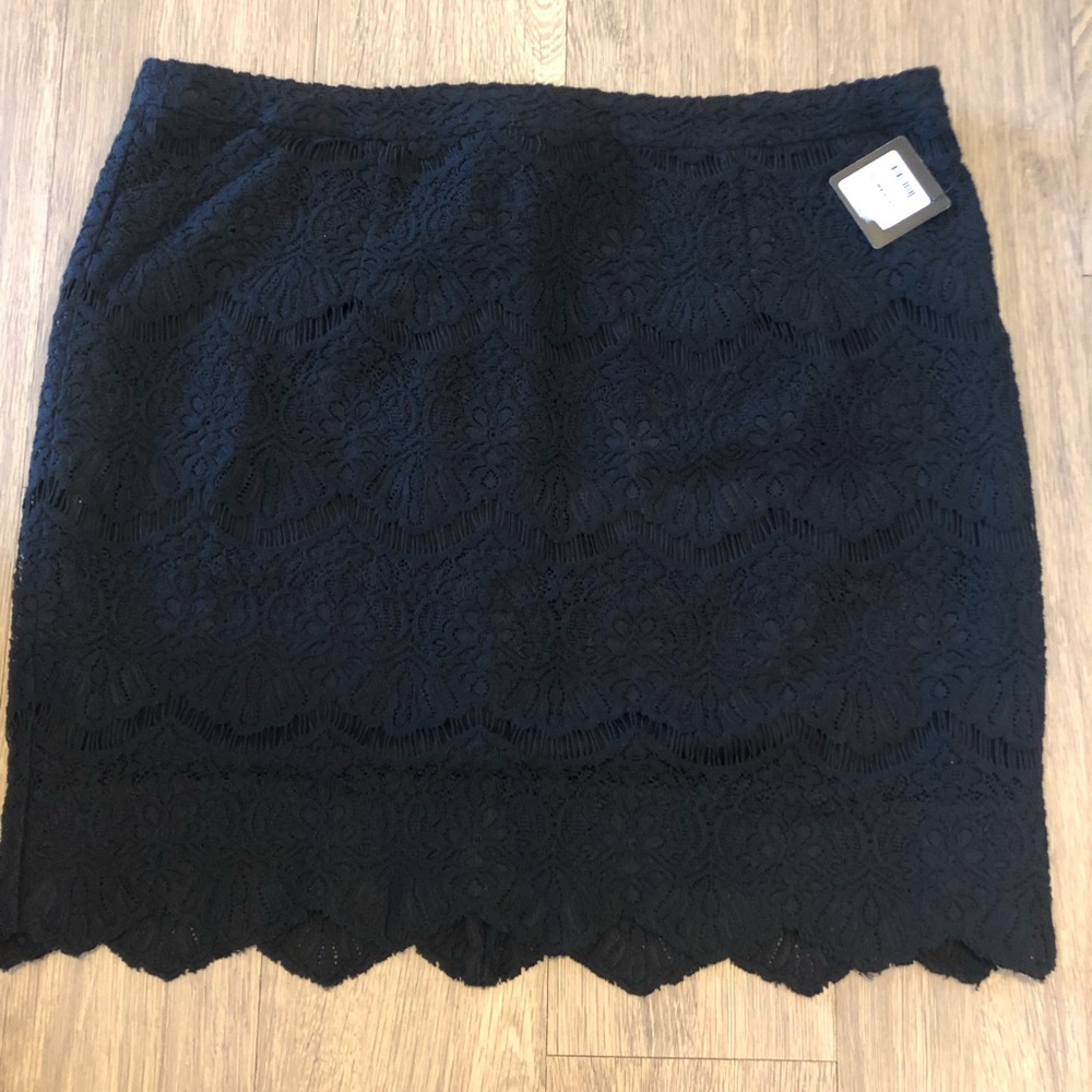 BRAND NEW Halogen Scalloped Hem Lace Skirt